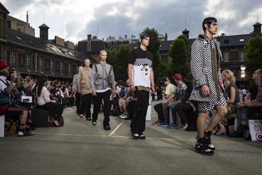 Models present creations from the spring-summer 2017 menswear collection by Italian designer Riccardo Tisci for Givenchy fashion house during the Paris men’s fashion week, in Paris, on Friday. (EPA-Yonhap)