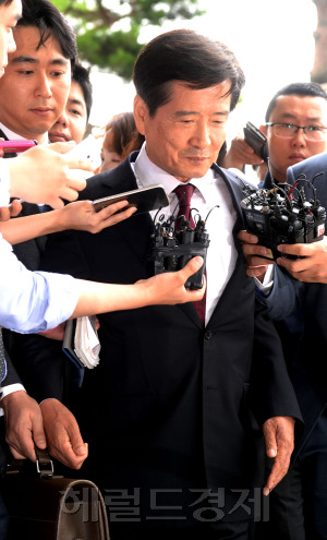 남상태 대우조선해양 전 사장이 분식회계 등의 ‘대우조선비리’와 관련해 조사를 받기위해 피의자 신분으로 27일 서울 서초구 서울고검으로 출석하면서 기자들의 집중 질문을 받고 있다. 박현구 기자/phko@heraldcorp.com