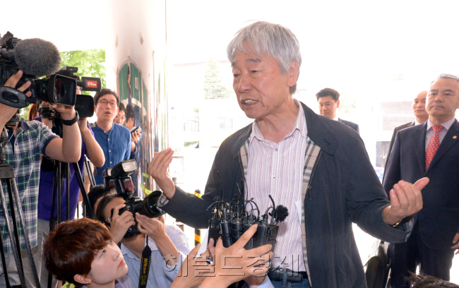 이우환<가운데 점퍼 입은 사람> 화백이 위작 논란이 있는 자신의 작품을 직접 감정하기 위해 27일 오전 서울 중랑구 서울경찰청 지능범죄수사대에 출석하고 있다. 이 화백은 출석에 앞서 취재진에게 “국가권력에 합세해 언론이 논란을 만들었다”며 이번 ’위작 논란‘에 대해 불만을 터뜨렸다. 이 화백은 경찰이 위작이라고 발표한 자신의 작품 13점을 직접 감정할 예정이다. 앞서 국립과학수사연구원은 지난 2일 경찰이 압수한 일반인 구매 4점, 유통ㆍ판매책 보관 8점, 경매 의뢰 1점 등 이우환 화백의 작품 13점이 모두 위작이라는 결론을 내렸다. 국제미술과학연구소와 민간 감정위원회, 한국미술감평원도 해당 그림을 모두 위작으로 판정했다. 정희조 기자/checho@heraldcorp.com