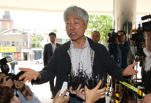 Artist Lee U-fan speaks to reporters on Monday at the Seoul Metropolitan Police Agency. He was there to view paintings that the National Forensic Service earlier this month confirmed to be counterfeits of his works. (Yonhap)
