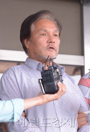 수락산 살인 사건 피의자 김학봉이 지난 8일 수감돼 있던 도봉경찰서에서 서울북부지검에 송치되고 있다. 경찰은 애초에 강도살인 혐의로 검찰에 송치했지만 검찰은 ‘강도’의 목적이 있었다고 단정하기 어렵다며 ‘살인ㆍ강도미수’ 혐의로 구속기소했다고 밝혔다. 정희조 기자/checho@heraldcorp.com