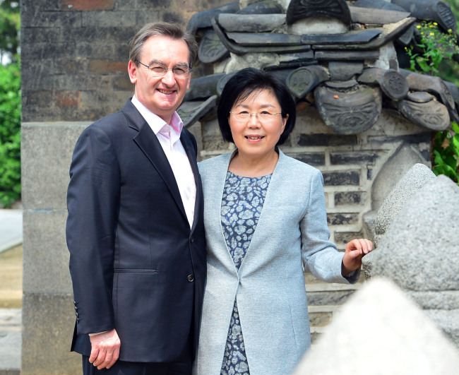 　Founder and president of Corea Image Communications Institute Choi Jung-wha (right) and her husband Didier Beltoise, president and CEO of Cs, pose during an interview with The Korea Herald on Thursday at the Westin Chosun Seoul. (Yoon Byung-chan/The Korea Herald)