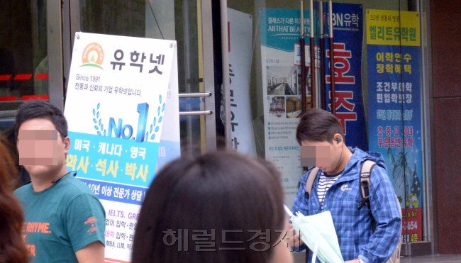 문제 유출로 ACT 6월 시험이 전격 취소되자 수시 전형 등을 진행하기 어려워진 학생과 학부모들의 혼란이 이어지고 있다. 사진은 ACT 관련 학원가 풍경.    정희조 기자/checho@heraldcorp.com
