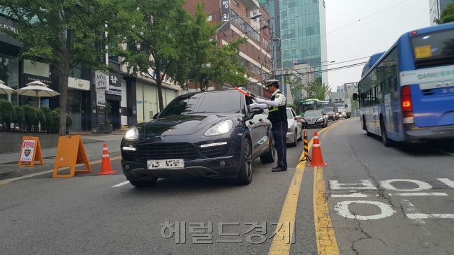28일 새벽 서울 강남구 선정릉역 사거리 부근에서 경찰들이 ‘숙취 운전자’를 적발하기 위한 단속을 실시하고 있다. 이날 1시간에 걸친 단속을 통해 총 3명이 면허정지 처분을 받았다.
신동윤 기자/realbighead@heraldcorp.com