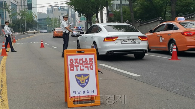 28일 새벽 서울 강남구 선정릉역 사거리 부근에서 경찰들이 ‘숙취 운전자’를 적발하기 위한 단속을 실시하고 있다. 이날 1시간에 걸친 단속을 통해 총 3명이 면허정지 처분을 받았다.
신동윤 기자/realbighead@heraldcorp.com