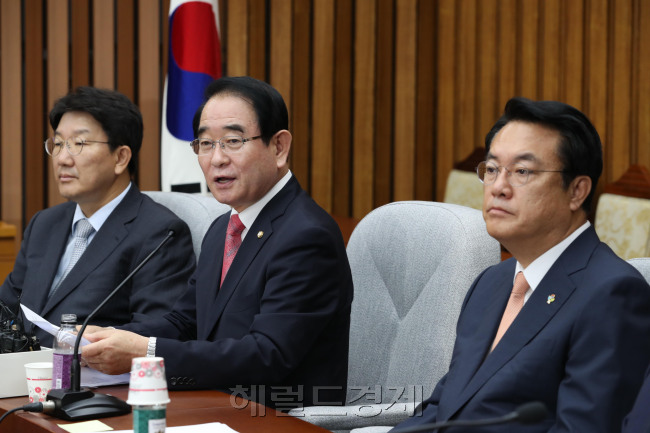 박명재 새누리당 신임사무총장과 권성동 의원이 28일 오전 서울 여의도 국회에서 열린 원내대책회의에서 발언하고 있다. 박해묵 기자/mook@heraldcorp.com