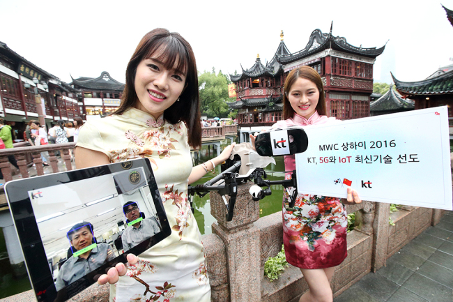 ‘MWC 상하이 2016’개막을 하루 앞둔 28일 SK텔레콤 모델들이 MWC 상하이가 열리는 상하이 뉴인터내셔널엑스포센터(SNIEC)에서 전시 개막을 알리는 퍼포먼스를 하고 있다.
[사진제공=SK텔레콤]
