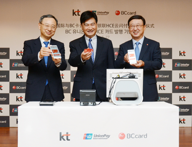BC카드는 지난 27일 중국 상해 차이나유니온페이(CUP) 본사에서 KT, UPI와 함께 HCE 퀵패스 첫 개통식을 가졌다. 사진은 오른쪽부터 서준희 BC카드 사장, 거화용 CUP 이사장, 황창규 KT 회장이 개통식을 진행하고 있는 모습