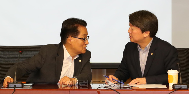 안철수 국민의당 공동대표(오른쪽)와 박지원 원내대표가 28일 오전 서울 여의도 국회 의원회관에서 열린 긴급의원총회에서 이야기를 나누고 있다.  박해묵 기자/mook@heraldcorp.com