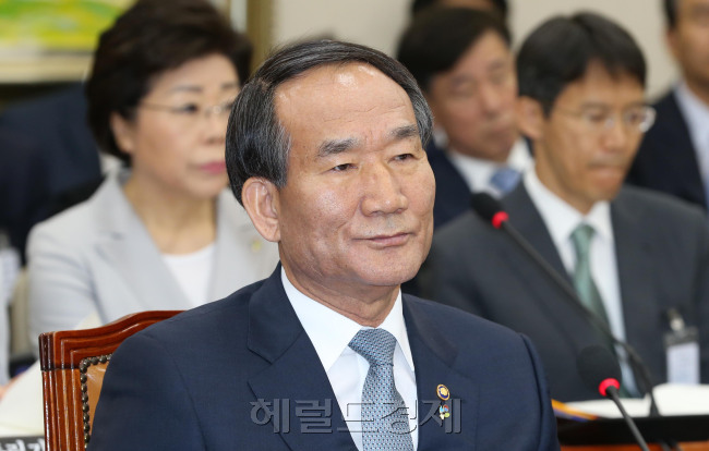 박승춘 국가보훈처장이 28일 오전 서울 여의도 국회 정무위원회 전체회의에서 참석해 굳은 표정을 짓고 있다. 박해묵 기자/mook@heraldcorp.com