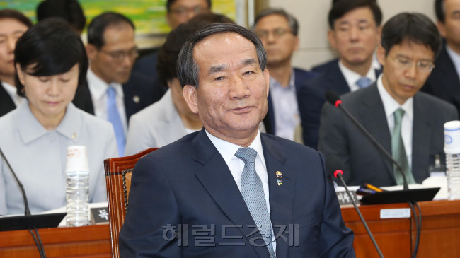 박승춘 국가보훈처장이 28일 오전 서울 여의도 국회 정무위원회 전체회의에서 참석해 굳은 표정을 짓고 있다. 이날 야권이 박 보훈처장에 업무보고를 받을 수 없다며 퇴장을 요구하고 또 이 자리를 통해 사퇴하라고 촉구하면서 결국 박 보훈처장은 순서대로 업무보고에 오르지 못한 채 물러났다.
박해묵 기자/mook@heraldcorp.com