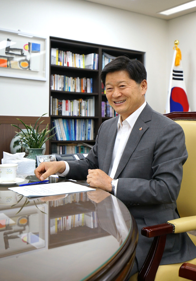 최창식 서울 중구 구청장은 일자리 창출에 최선을 다하는 중이라고 전했다. 최 구청장은 관광사업과 연계한 또 다른 일자리 ‘블루오션’을 물색함과 동시에 ‘중구 입체 도시화’ 등 새 먹거리 사업 발굴에도 열중하고 있다. [사진제공=중구]