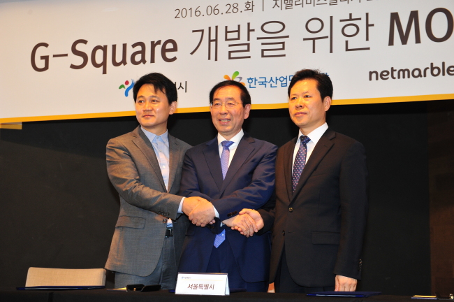 서울 구로구 지밸리비즈플라자에서 지난 28일 ‘G스퀘어 개발을 위한 MOU 체결식’이 열렸다. 방준혁(왼쪽부터)  넷마블 의장, 박원순 서울시장, 윤동민 한국산업단지공단 서울지역본부장이 MOU 체결후 기념촬영을 하고 있다.