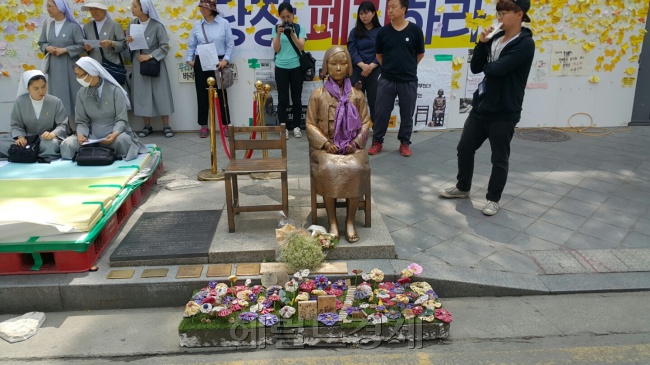 서울 종로구 중학동 구 일본대사관 앞에 위치한 위안부 소녀상 평화비. 신동윤 기자/realbighead@heraldcorp.com