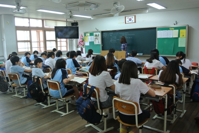 2016년부터 모든 중학교에서 자유학기제가 시행돼 2학기에도 지속된다. 또 농어촌 및 대통령령으로 정하는 도시 저소득층이 밀집한 중ㆍ고등학교의 방과후 학교에서도 선행교육 프로그램을 운영할 수 있다. 사진은 연구수업 모습.