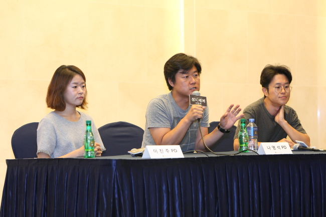 Producer Nah Yung-suk (center) speaks at the press conference for tvN’s variety show “Three Meals a Day -- Gochang,” held at the Stanford Hotel in Sangam-dong, Seoul, Tuesday. (CJ E&M)