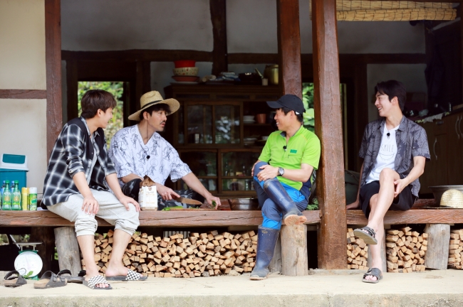From left: Actors Son Ho-jun, Cha Seung-won, Yu Hae-jin, and actor-model Nam Joo-hyuk star in the tvN’s variety show “Three Meals a Day -- Gochang.” (CJ E&M)