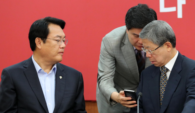 김희옥 새누리당 혁신비대위 위원장과 정진석 원내대표가 29일 오전 서울 여의도 새누리당 당사에서 열린 혁신비상대책위원회 회의에서 지상욱 대변인과 이야기를 나누고 있다. 박해묵 기자/mook@heraldcorp.com