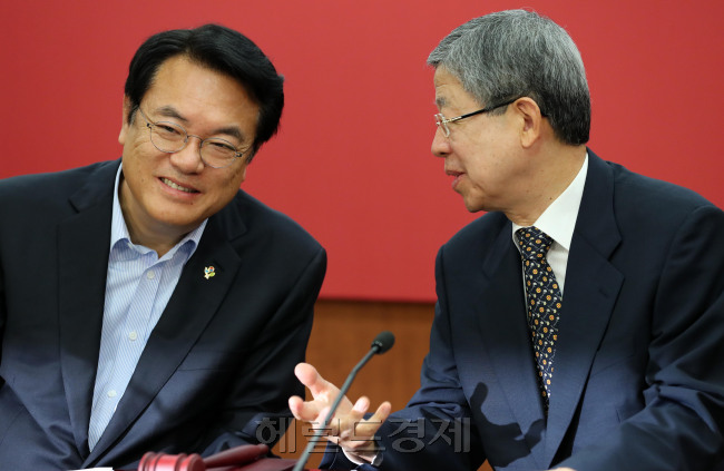 김희옥 새누리당 혁신비대위 위원장과 정진석 원내대표가 29일 오전 서울 여의도 새누리당 당사에서 열린 혁신비상대책위원회 회의에서 이야기를 나누고 있다. 박해묵 기자/mook@heraldcorp.com