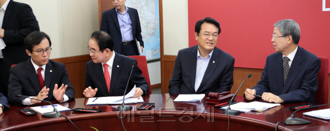 김희옥 새누리당 혁신비대위 위원장과 정진석 원내대표가 29일 오전 서울 여의도 새누리당 당사에서 열린 혁신비상대책위원회 회의에서 이야기를 나누고 있다. 박해묵 기자/mook@heraldcorp.com