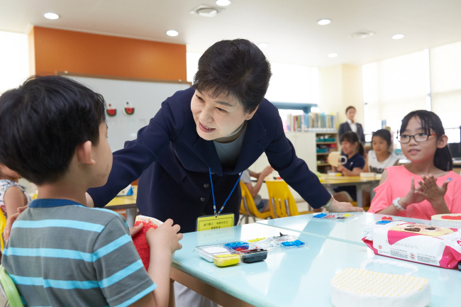 지난 23일 박대통령이 초등돌봄교실을 찾아 아이들과 얘기를 나누는 모습.
[사진제공=청와대]