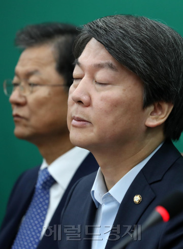 안철수-천정배 국민의당 공동대표가 29일 오전 서울 여의도 국회에서 열린 최고위원회의에서 굳은 표정을 짓고 있다. 박해묵 기자/mook@heraldcorp.com
안철수-천정배 국민의당 공동대표가 29일 오전 서울 여의도 국회에서 열린 최고위원회의에서 굳은 표정을 짓고 있다. 박해묵 기자/mook@heraldcorp.com