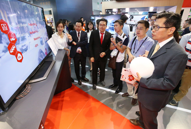 MWC 상하이 2016 KT 부스 내 K-Champ 전시구역에서 미래엔시티 직원이 관람객들에게 IoT 센서를 활용한 스마트 주차 솔루션 ‘파킹나우(Parking Now)’를 소개하는 모습