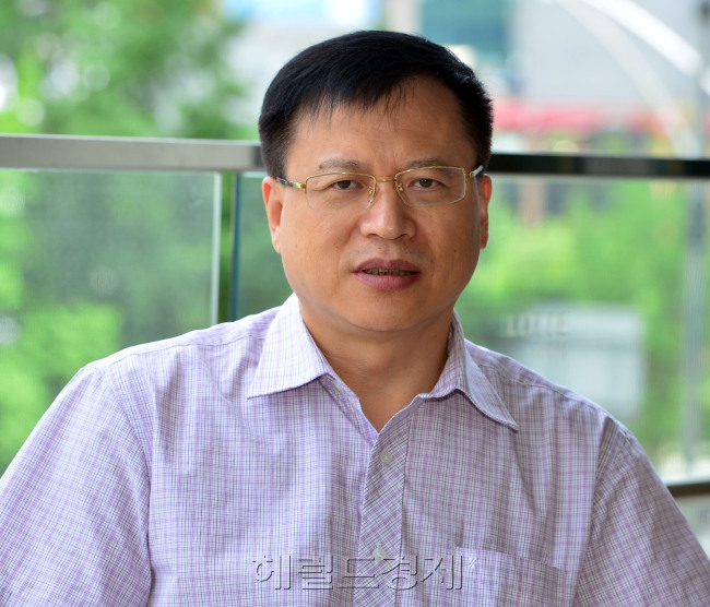 ?곕뫁異쒗뙋洹몃９ 遺?뚯옣 ?명꽣酉?<br />?ㅻ퀝李ш린??yoon4698@heraldcorp.om
?곕뫁異쒗뙋洹몃９ 遺?뚯옣 ?명꽣酉?
?ㅻ퀝李ш린??yoon4698@heraldcorp.om