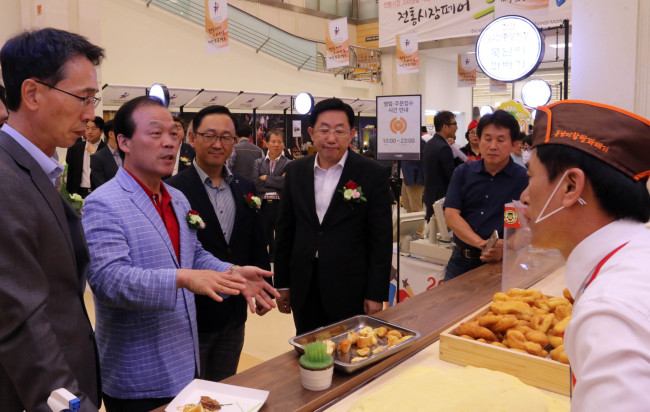 이마트가 30일부터 3일간 코엑스에서 소상공인시장진흥공단과 함께 ‘제2회 전통시장 우수상품 페어’를 개최한다. 사진은 지난해 6월 열린 제1회 대회때 행사장을 찾은 이갑수 대표 (맨 왼쪽).
[사진제공=이마트]