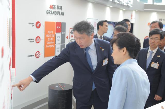 박근혜 대통령은 30일 강원도 홍천 친환경에너지타운을 방문했다. 사진은 지난해 8월25일 SK하이닉스 M14 반도체공장 준공 및 미래비전 선포식에서 최태원 SK 회장이 박근혜 대통령을 수행하며 안내하고 있다.  [사진제공=SK하이닉스]