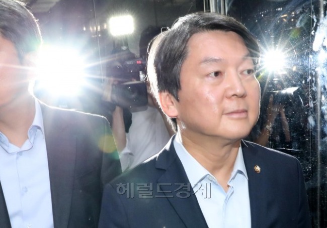 안철수 국민의당 공동대표가 29일 오전 국회에서 국민의당 리베이트 의혹과 관련해 책임을 지고 천정배 공동대표와 동반사퇴한 뒤 국회를 나서고 있다. 박해묵 기자/mook@heraldcorp.com