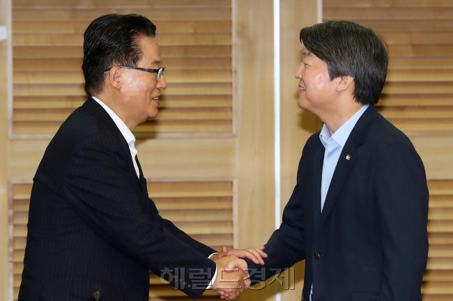 지난 29일 당대표에서 사퇴한 안철수 국민의당 전 대표(오른쪽)가 30일 오전 서울 여의도 국회 의원회관에서 열린 정책역량강화 워크숍에서 박지원 비상대책위원장과 악수를 나누고 있다. 박해묵 기자/mook@heraldcorp.com