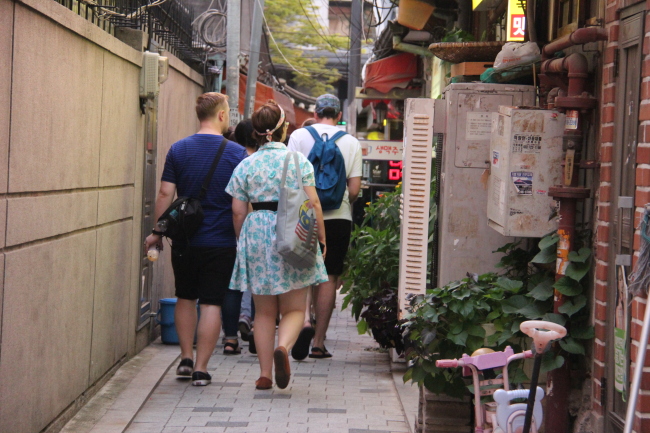 International travelers and expats participate in Korea’s only “Ghost Tour,” which takes them on a guided walk through locations known to have a dark or superstitious history. (Julie Jackson / The Korea Herald)