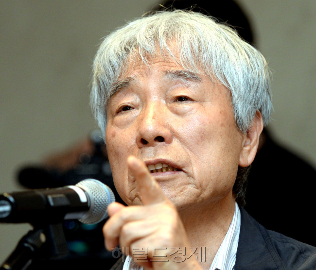 ‘위작 시비’ 이우환 화백 기자회견  <br /><br />위작 논란에 휩싸인 이우환 화백이 30일 오후 서울 소공동 조선호텔에서 기자회견을 통해 자신의 입장을 발표하고 있다. 박현구 기자phko@heraldcorp.com
‘위작 시비’ 이우환 화백 기자회견
위작 논란에 휩싸인 이우환 화백이 30일 오후 서울 소공동 조선호텔에서 기자회견을 통해 자신의 입장을 발표하고 있다. 박현구 기자phko@heraldcorp.com