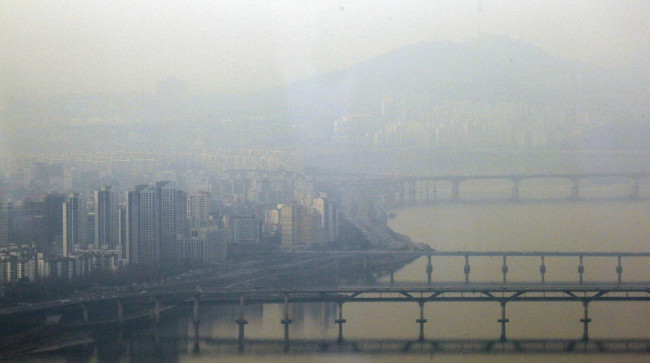 정부는 친환경차 보급  등에 5조원을 투입하는 미세먼지 관리 특별대책 세부이행계획을 발표했다. 사진은 미세먼지 뒤덮은 서울시 전경.  [헤럴드경제DB]