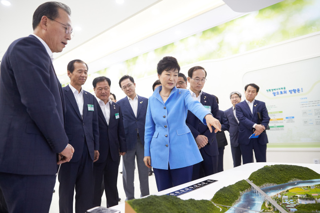 박 대통령이 지난달 30일 홍천 친환경에너지타운을 방문해 시설을 둘러보는 모습.
[사진제공=청와대]