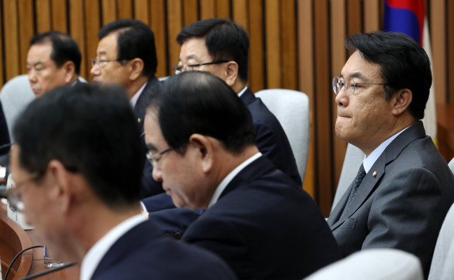정진석 새누리당 원내대표가 1일 오전 서울 여의도 국회에서 열린 원내대책회의에서 굳은 표정으로 회의에 임하고 있다. 박해묵 기자/mook@heraldcorp.com
정진석 새누리당 원내대표가 1일 오전 서울 여의도 국회에서 열린 원내대책회의에서 굳은 표정으로 회의에 임하고 있다. 박해묵 기자/mook@heraldcorp.com