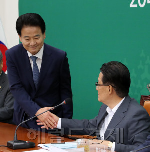 박지원 국민의당 비상대책위원장(오른쪽)이 1일 오전 서울 여의도 국회에서 열린 최고위원-중진의원 연석회의에서 정동영 의원과 악수하고 있다. 박해묵 기자/mook@heraldcorp.com