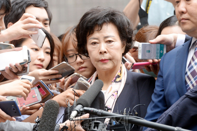 신영자 롯데장학재단 이사장이 1일 오전 ‘면세점 입점·관리 청탁’과 함께 금품 수수 혐의로 서울중앙지검에 피의자 신분으로 소환되고 있다. 신 이사장은 정운호 전 대표로부터 네이처리퍼블릭의 롯데면세점 입점과 매장 관리에 편의를 봐 달라는 청탁과 함께 부당한 금품을 챙긴 혐의를 받고 있다. 박현구 기자/phko@heraldcorp.com