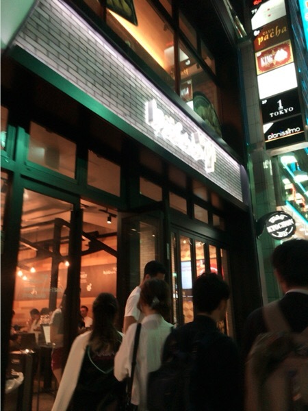 일본 도쿄 롯본기에 위치한 교촌치킨을 찾은 일본인들 [사진=트위터]일본 도쿄 롯본기에 일본 도쿄 롯본기에 위치한 교촌치킨을 찾은 일본인들 [사진=트위터]위치한 교촌치킨을 찾은 일본인들 [사진=트위터]