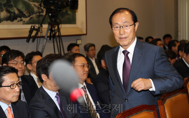 이원종 대통령 비서실장이 1일 오전 서울 여의도 국회에서 열린 국회 운영위원회 전체회의에서 업무보고를 하기 위해 자리에서 나서고 있다. 박해묵 기자/mook@heraldcorp.com