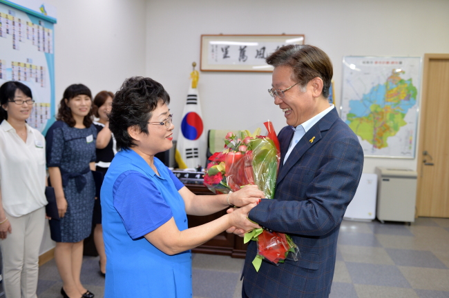 1일 성남시장실에서 며느리 김지연씨(47)가 정규직으로 신분이 바뀌자 시어머니 성근모씨(71)가 이재명 시장에게 꽃다발을 건네고있다.
1일 성남시장실에서 며느리 김지연씨(47)가 정규직으로 신분이 바뀌자 시어머니 성근모씨(71)가 이재명 시장에게 꽃다발을 건네고있다.