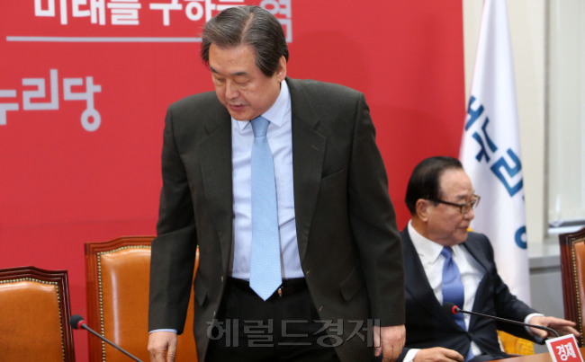 총선 두달 전인 지난 2월 18일 김무성 당시 새누리당 대표가 최고위원회의에서 서청원 최고위원과 설전을 벌인 뒤 자리에서 일어나고 있다. 새누리당은 이 같은 지도부간 ‘공개 설전’으로 인해 봉숭아 학당이라는 별명을 얻었다. 박해묵 기자/mook@heraldcorp.com