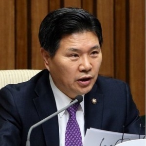 친박계의 잠재적 당권 주자인 홍문종 새누리당 의원은 ‘모바일투표’의 전당대회 도입에 부정적인 입장을 드러냈다.