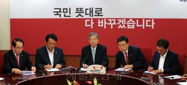 김희옥 새누리당 혁신비상대책위원회 위원장이 4일 오전 서울 여의도 새누리당 당사에서 열린 혁신비대위에서 모두발언을 하고 있다. 박해묵 기자/mook@heraldcorp.com