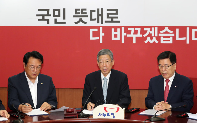 김희옥 새누리당 혁신비상대책위원회 위원장이 4일 오전 서울 여의도 새누리당 당사에서 열린 혁신비대위에서 모두발언을 하고 있다. 박해묵 기자/mook@heraldcorp.com
김희옥 새누리당 혁신비상대책위원회 위원장이 4일 오전 서울 여의도 새누리당 당사에서 열린 혁신비대위에서 모두발언을 하고 있다. 박해묵 기자/mook@heraldcorp.com
