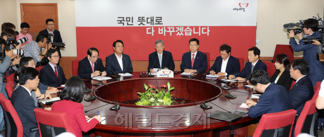 　김희옥 새누리당 혁신비상대책위원회 위원장(가운데)이 4일 오전 서울 여의도 새누리당 당사에서 열린 혁신비대위에서 모두발언을 하고 있다. 박해묵 기자/mook@heraldcorp.com
