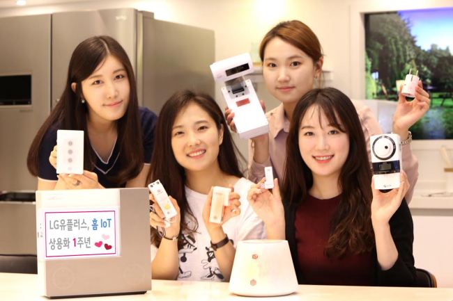 LG유플러스는 서비스 출시 1년을 맞아 올해까지 홈 IoT 서비스를 50여 종으로 대폭 확대하고 총 50만 가구 이상의 가입자를 확보하겠다고 4일 밝혔다.