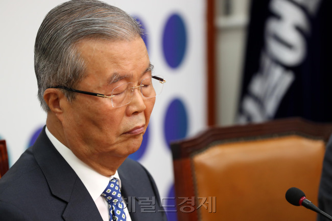 김종인 더불어민주당 비대위 대표가 4일 오전 서울 여의도 국회에서 열린 비대위원회의에서 굳은 표정을 짓고 있다. 박해묵 기자/mook@heraldcorp.com
김종인 더불어민주당 비대위 대표가 4일 오전 서울 여의도 국회에서 열린 비대위원회의에서 굳은 표정을 짓고 있다. 박해묵 기자/mook@heraldcorp.com