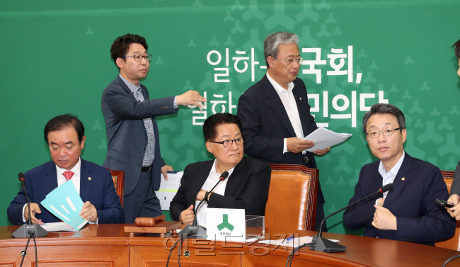 박지원 국민의당 비대위원장(가운데)이 4일 오전 서울 여의도 국회에서 열린 원내대책회의를 주재하고 있다. 안철수 전 대표 사퇴 이후 국민의당 내에서는 ‘호남 역할론’이 고개를 들고 있다.  박해묵 기자/mook@heraldcorp.com